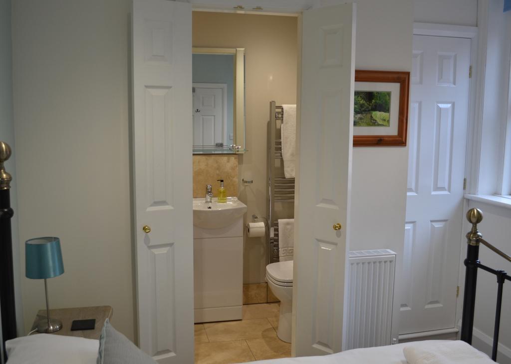 Corra Lynn Bed & Breakfast Whitby Exterior photo