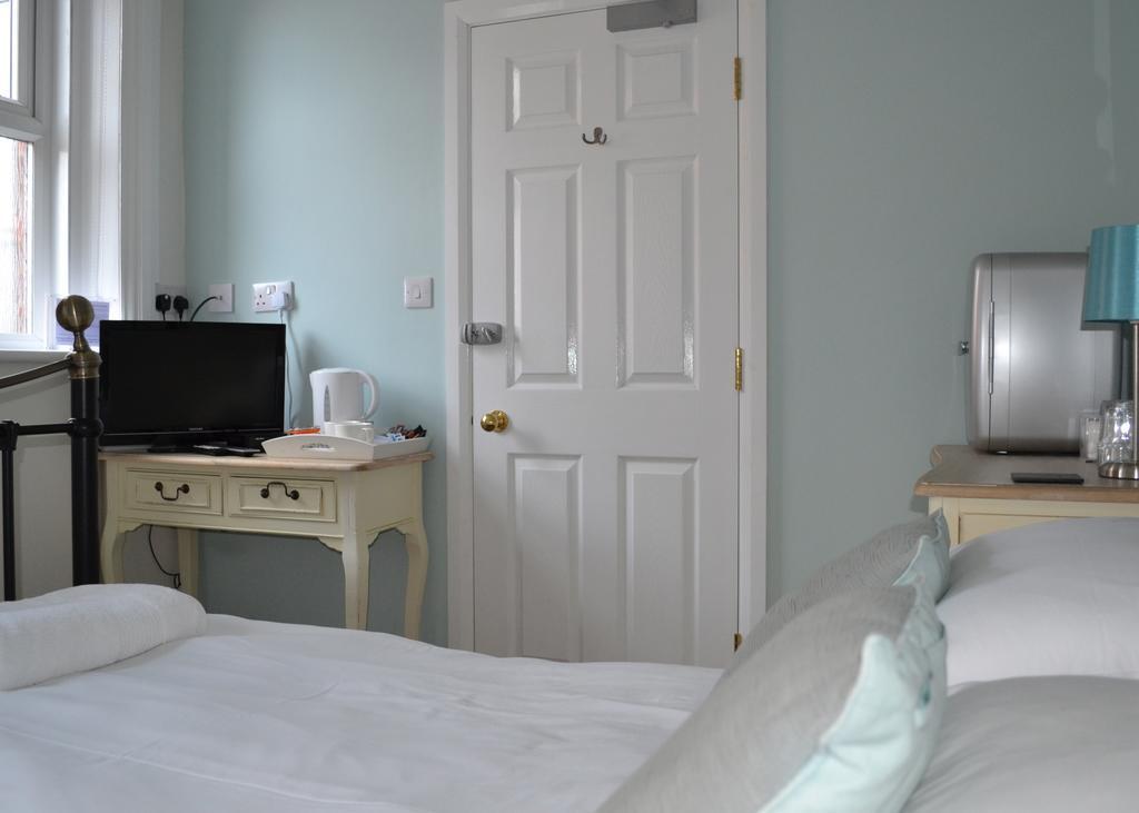 Corra Lynn Bed & Breakfast Whitby Exterior photo
